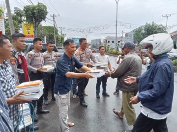 PWI Bersinergi Bersama Polisi Rutinkan Jum’at Berkah Berbagi Rezeki