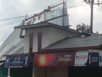 Angin Kencang Akibatkan Atap Rumah Warga Tersangkut di Tiang Listrik