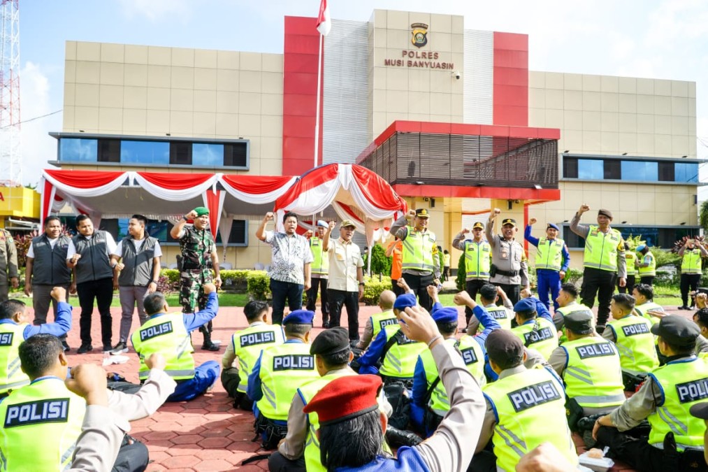 PJ Bupati Apriyadi Hadir Gelar Apel dan Cek Kesiapan Personel Pengamanan TPS Pemilu 2024