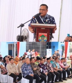 Pj Wako Serahkan SK Kepada Bapak dan Ibu Asuh Anak Stunting