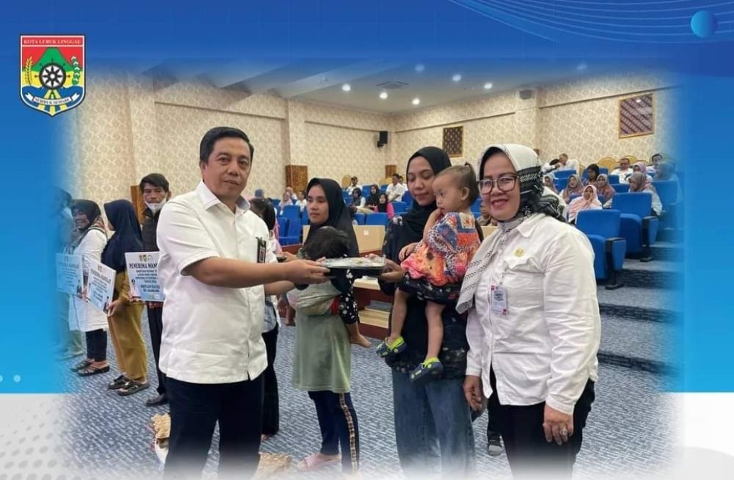 Pemkot Serahkan Bantuan RTLH Kategori Beresiko Stunting dan PKE