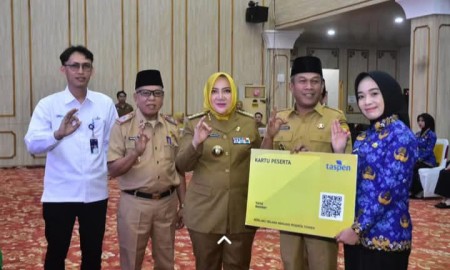 Bupati Musi Rawas Hj.Ratna Macmud,serahkan SK pengangkatan CPNS dari lulusan Politeknik Transportasi Darat