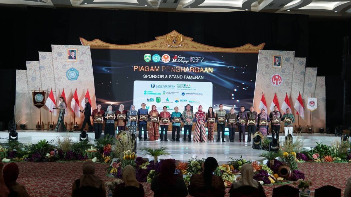Ketua TP PKK Kota Lubuk Linggau Raih Penghargaan Kriya Sriwijaya Fashion Parade