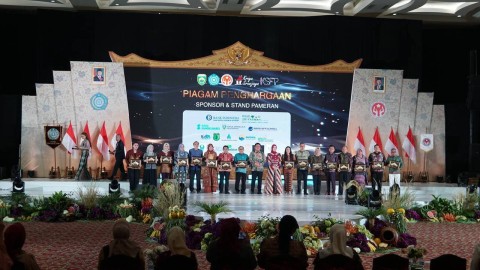 Ketua TP PKK Kota Lubuk Linggau Raih Penghargaan Kriya Sriwijaya Fashion Parade