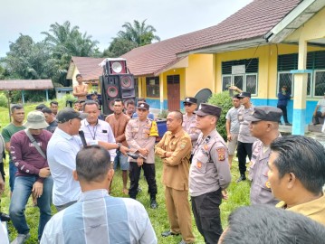 Ratusan Warga Geruduk SMPN Sukaraya
