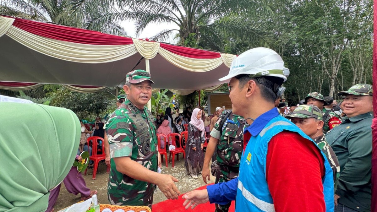 PLN ULP Muara Enim Sukses Dukung TMMD Kodim 0404, Wujudkan Terangnya Harapan di Desa