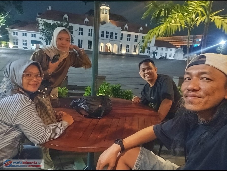 Pesona Romantis Kota Tua di Bawah Cahaya Lampu Malam