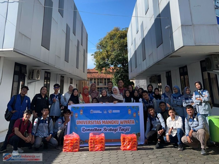 Aksi Hangat Universitas Mangku Wiyata Cilegon Berbagi Takjil di Bulan Suci