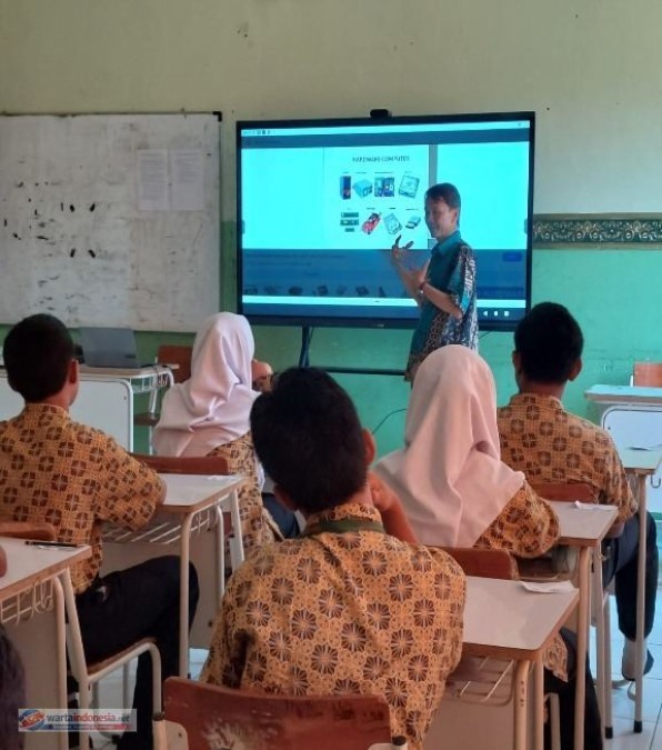 Universitas Mangku Wiyata Kenalkan Perangkat Keras Komputer kepada Santri Daarul Ishlah